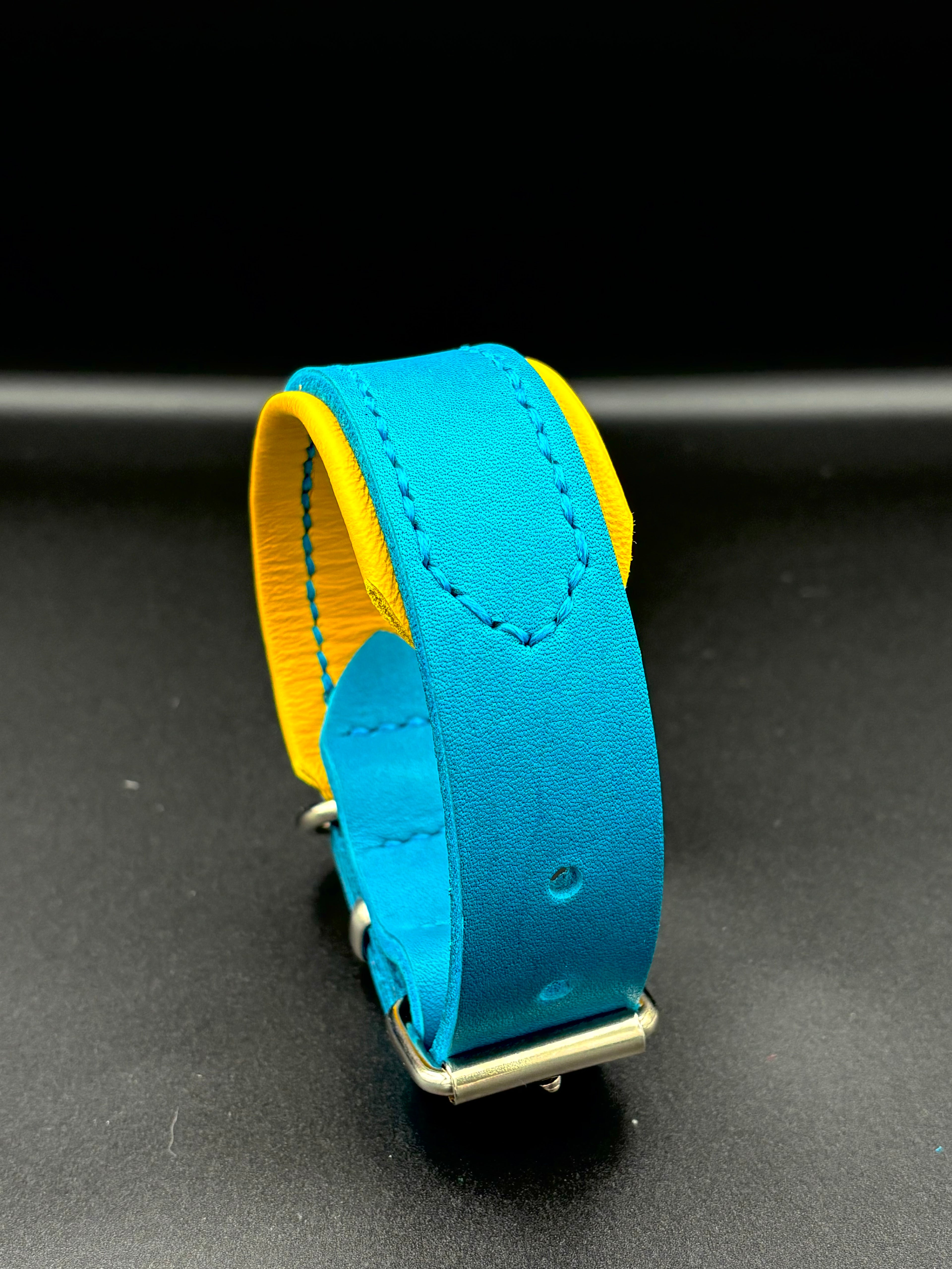 2-farbiges Leder-Hundehalsband – Handgenäht, Türkis-Gelb, Grösse S