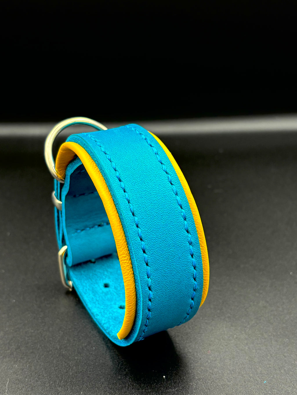 2-farbiges Leder-Hundehalsband – Handgenäht, Türkis-Gelb, Grösse S