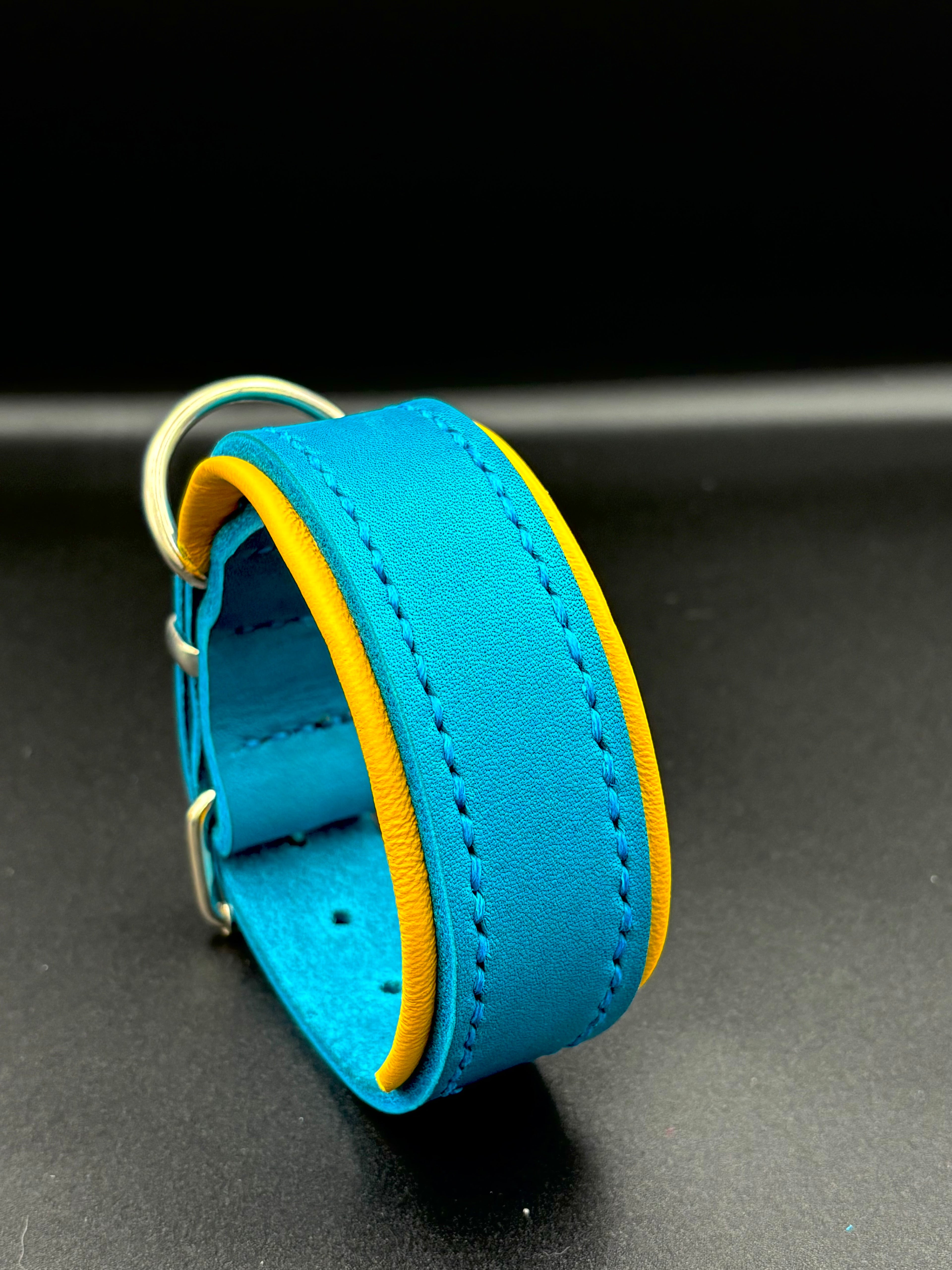 2-farbiges Leder-Hundehalsband – Handgenäht, Türkis-Gelb, Grösse S