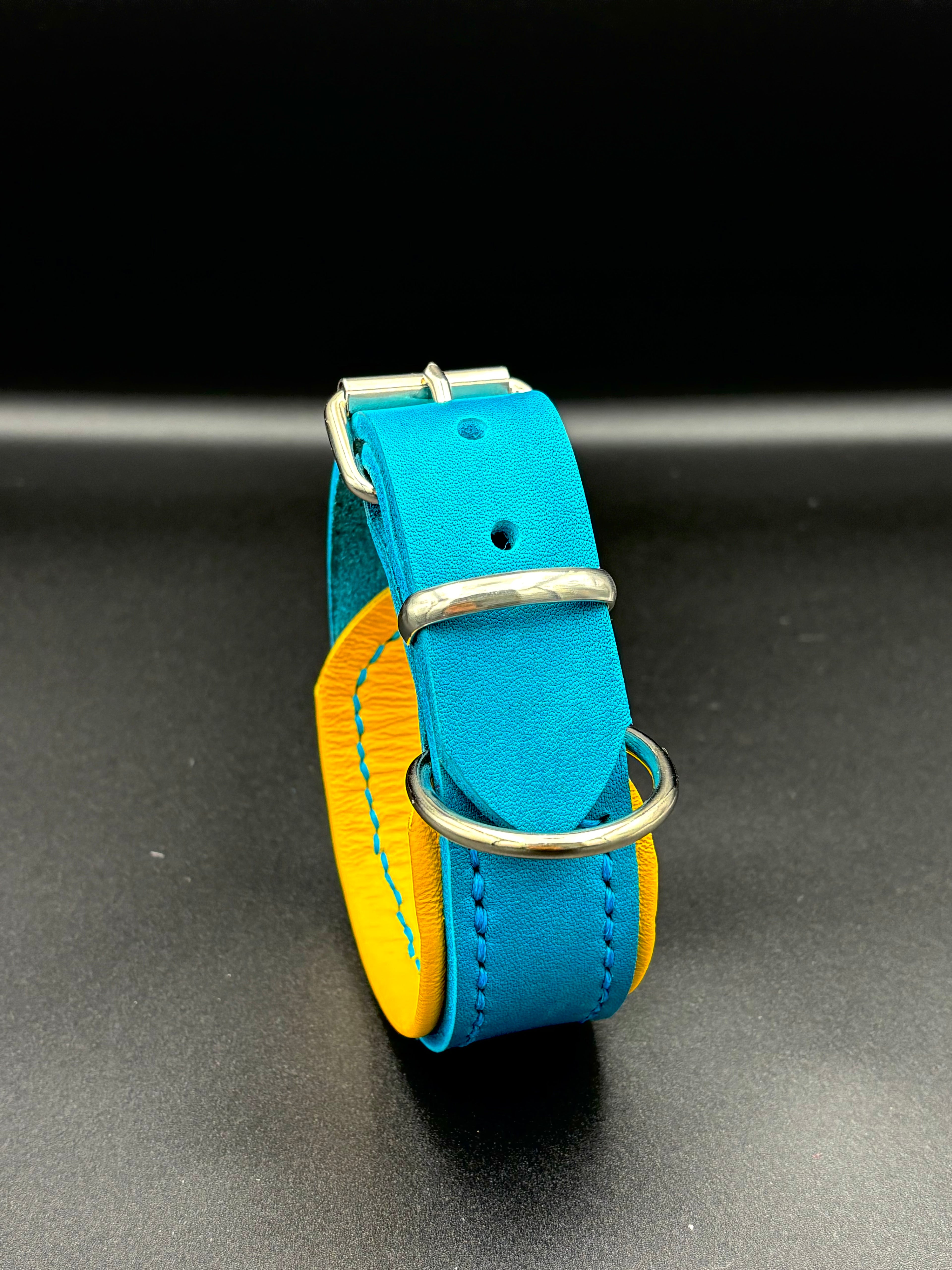 2-farbiges Leder-Hundehalsband – Handgenäht, Türkis-Gelb, Grösse S