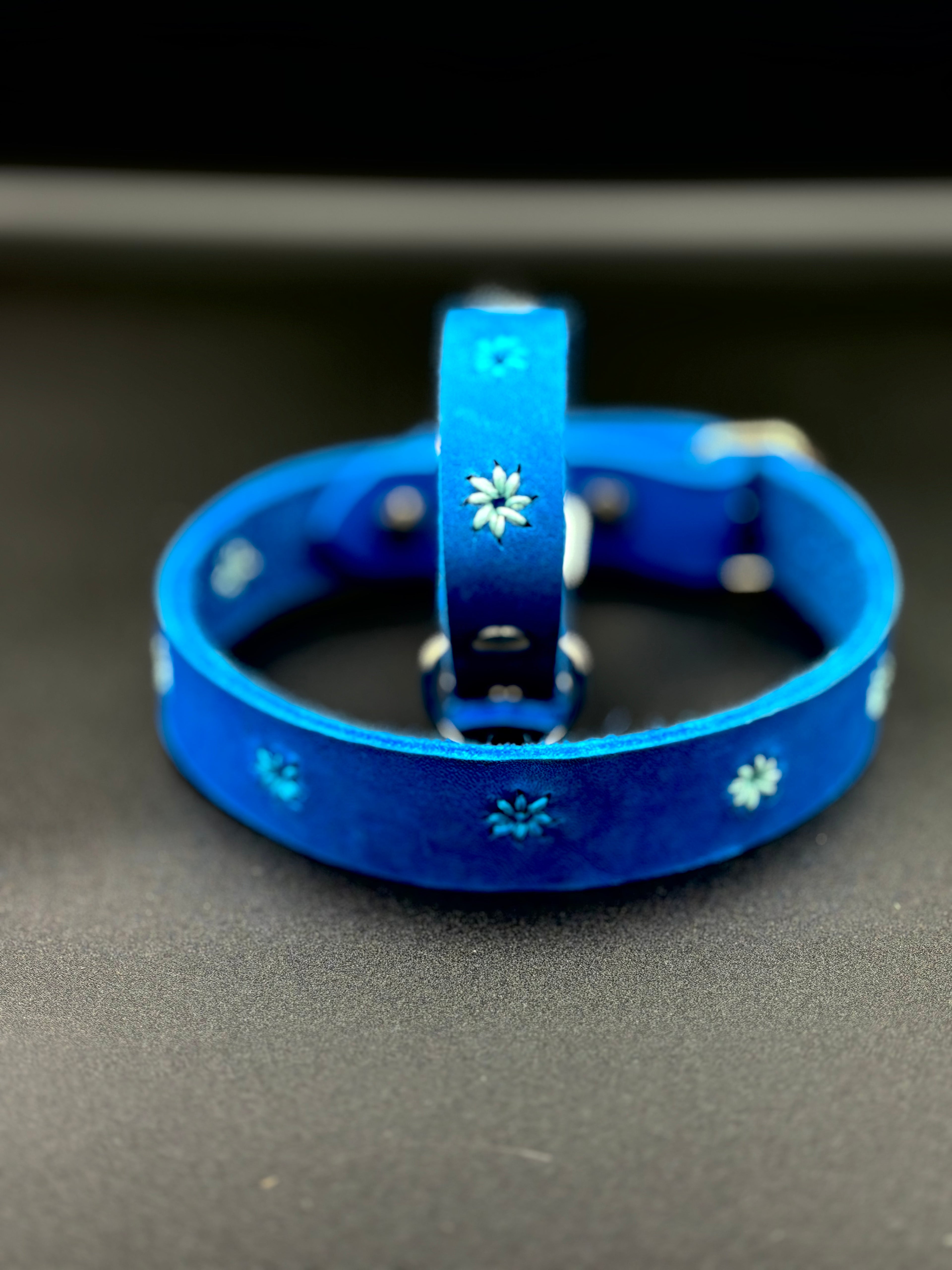 Handgefertigtes Leder-Hundehalsband mit Blumenstick