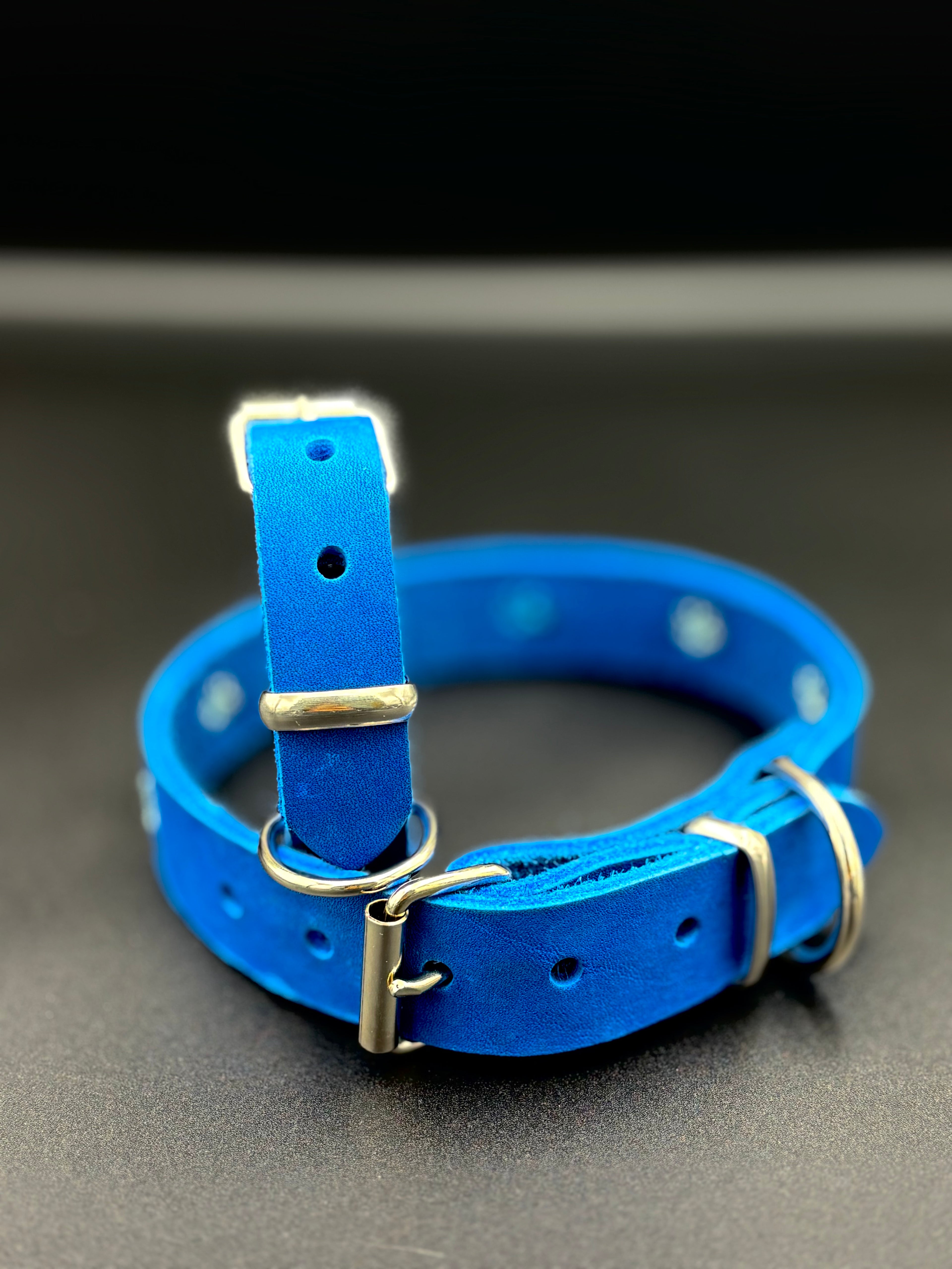 Handgefertigtes Leder-Hundehalsband mit Blumenstick